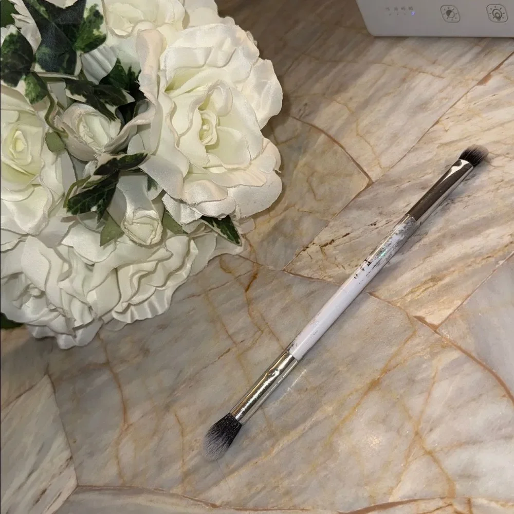 Tarte Dual Ended Eyeshadow Blending and Smudge Brush White Silver